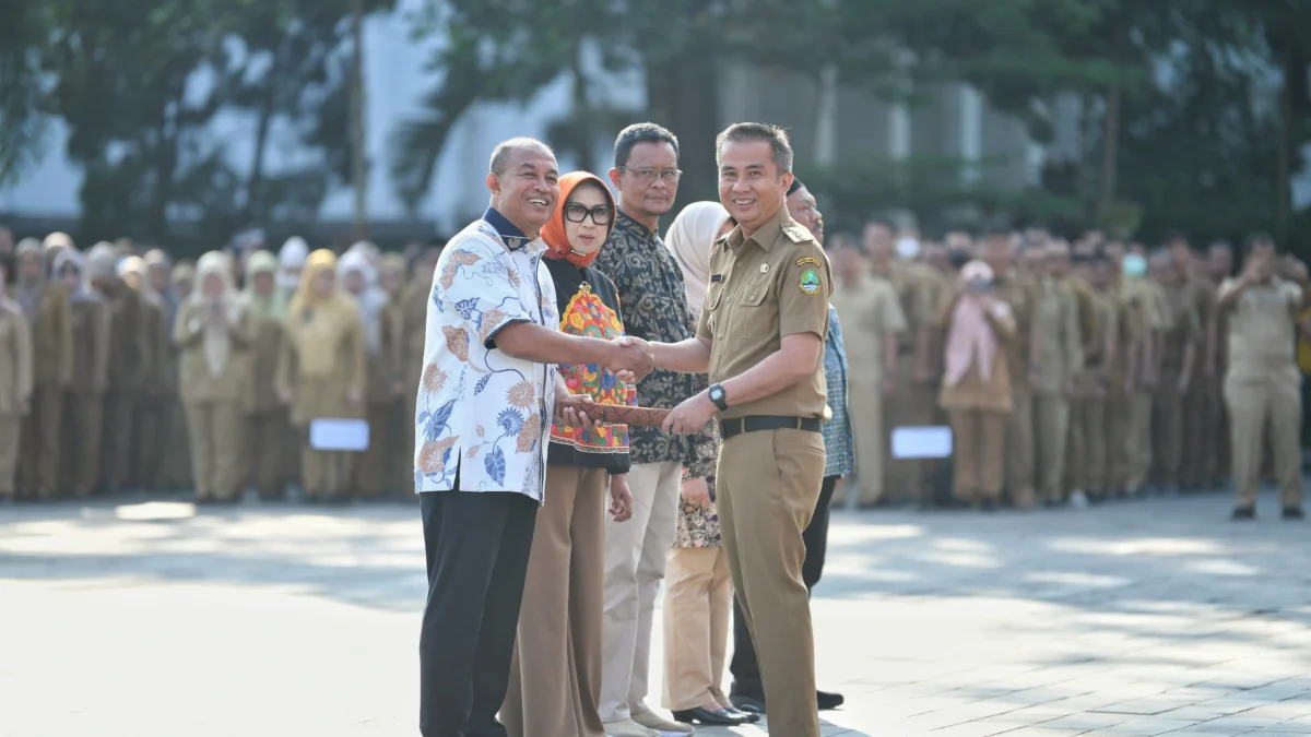 Ist. Pj Gubernur Jabar Bey Machmudin (kanan) saat berikam SK Pensiun kepada dua Kadis. Dok. Humas Jabar.