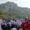 Masyarakat Kecamatan Padalarang, Bandung Barat saat melihat bendera raksasa berkibar di tebing Hawu. Sabtu (17/8). Dok Jabar Ekspres