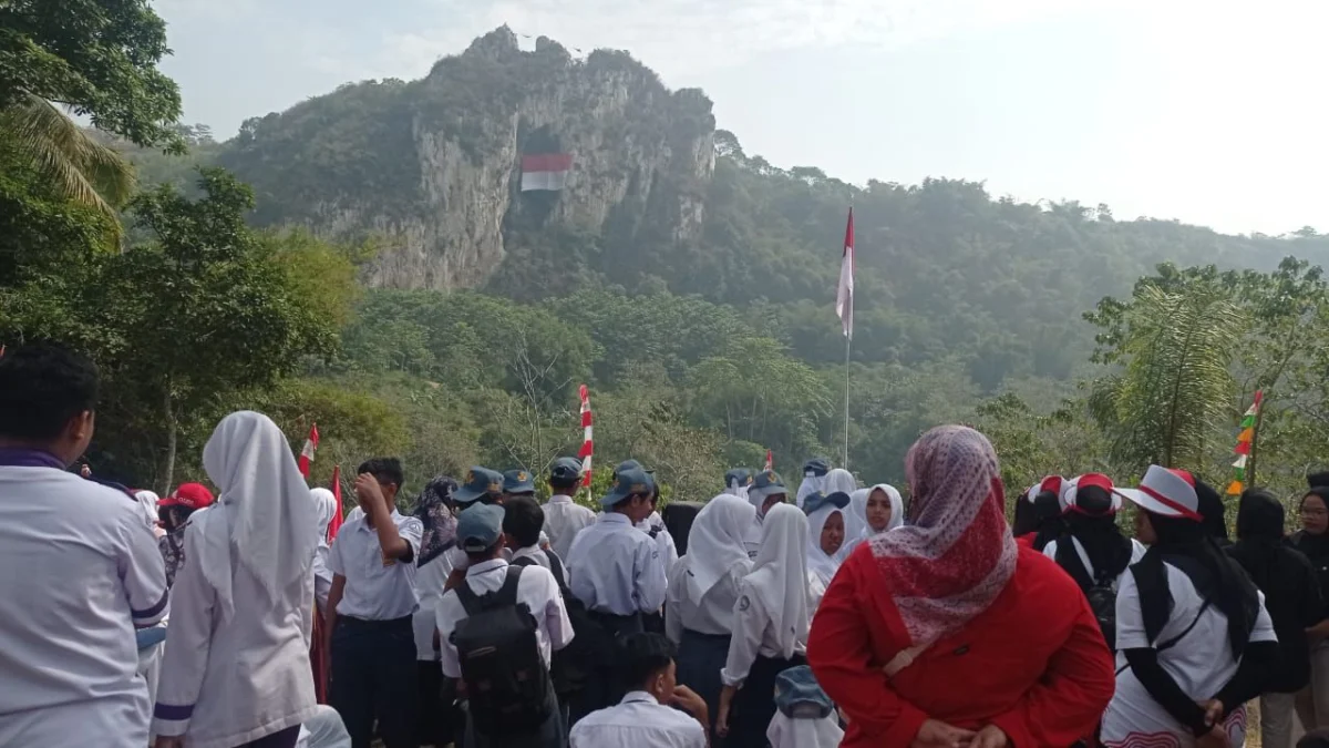 Masyarakat Kecamatan Padalarang, Bandung Barat saat melihat bendera raksasa berkibar di tebing Hawu. Sabtu (17/8). Dok Jabar Ekspres