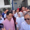Wapres RI terpilih Gibran Rakabuming Raka dan Mentri Perdagangan Zulkifli Hasan saat menyambangi KPSBU Lembang, KBB. Kamis (22/8). Dok Jabar Ekspres
