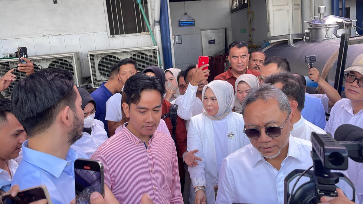 Wapres RI terpilih Gibran Rakabuming Raka dan Mentri Perdagangan Zulkifli Hasan saat menyambangi KPSBU Lembang, KBB. Kamis (22/8). Dok Jabar Ekspres