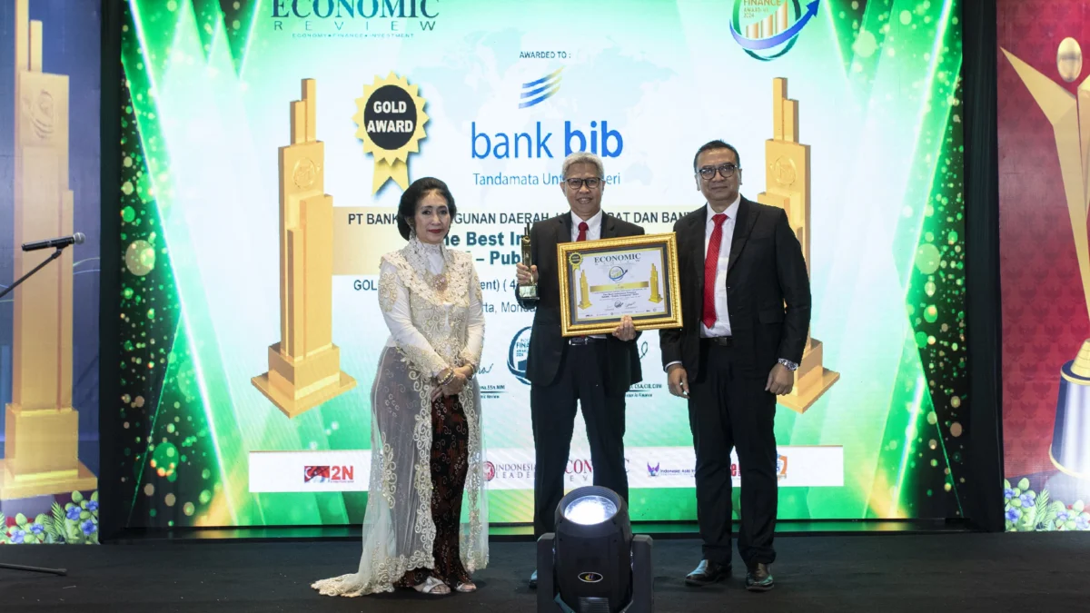 Direktur Keuangan bank bjb Hana Dartiwan saat menerima Penghargaan dalam Acara Indonesia Finance Award dan Indonesia Leader Award 2024 yang digelar di Hotel Artotel Suites Mangkuluhur, Jakarta, pada 12 Agustus 2024.