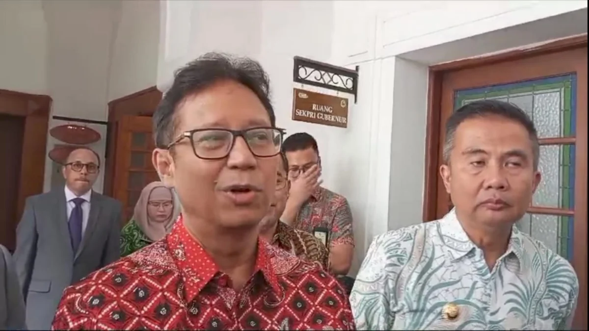 Soroti Kasus Puluhan Anak Cuci Darah, Menkes Budi: Ini Karena Gula! Dok. Menkes Budi Gunadi Sadikin (kiri). Jum'at (2/8). Foto. Sandi Nugraha