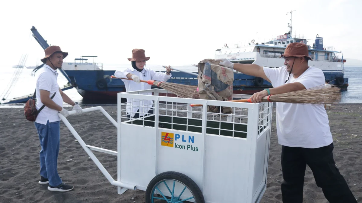 Aksi Nyata PLN Icon Plus Wujudkan Pelabuhan Asri dan Berseri Dengan Gerakan Bersih Pelabuhan Aksi Gerakan Bersih Pelabuhan oleh PLN Icon Plus di Pelabuhan Ketapang.
