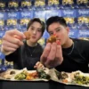 Suho EXO dan Boy William menunjukkan jengkol ke kamera (Instagram @boywilliam17)