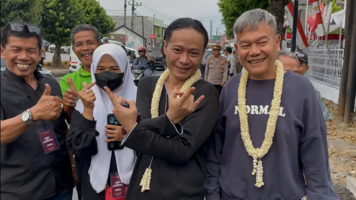 Akhmad Dimyati (kanan) dan Alam Mbah Dukun (dua kanan) usai mendaftar ke KPU Banjar sebagai Paslon Wali Kota dan Wakil Wali Kota Banjar dalam Pilkada Banjar tahun 2024, Rabu 28 Agustus 2024. (Cecep Herdi/Jabar Ekspres)