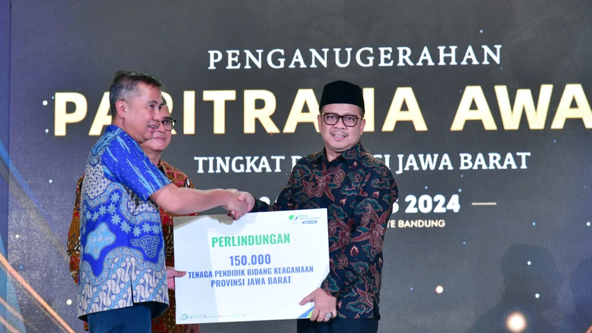 Pj Gubernur Jabar Bey Machmudin menghadiri Penganugerahan Jaminan Sosial Ketenagakerjaan PARITRANA AWARD Provinsi Jawa Barat di Aula Barat Gedung Sate, Kota Bandung, Sabtu (24/8/2024).(Foto: Yogi Prayoga/Biro Adpim Jabar)