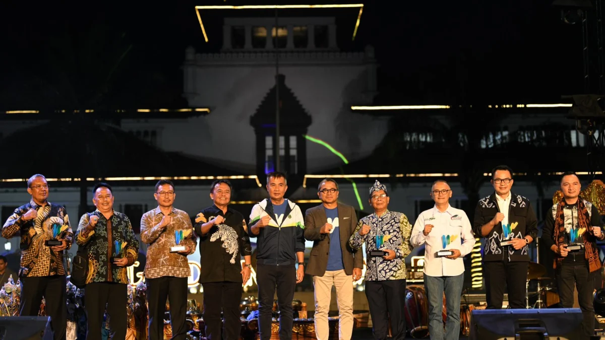 Pj Gubernur Jawa Barat Bey Machmudin menghadiri Closing Ceremony West Java Festival (WJF) 2024 di kawasan Gedung Sate, Kota Bandung, Sabtu (24/8/2024).(Foto: Rizal FS/Biro Adpim Jabar)