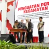 Penjabat Gubernur Jawa Barat Bey Machmudin menghadiri rapat koordinasi penguatan peran kecamatan untuk penyelenggaraan urusan pemerintahan umum melalui program West Java District Empowerment (WJDE) di Gedung Sate, Kota Bandung, Selasa (27/8/2024).(Foto: Biro Adpim Jabar)