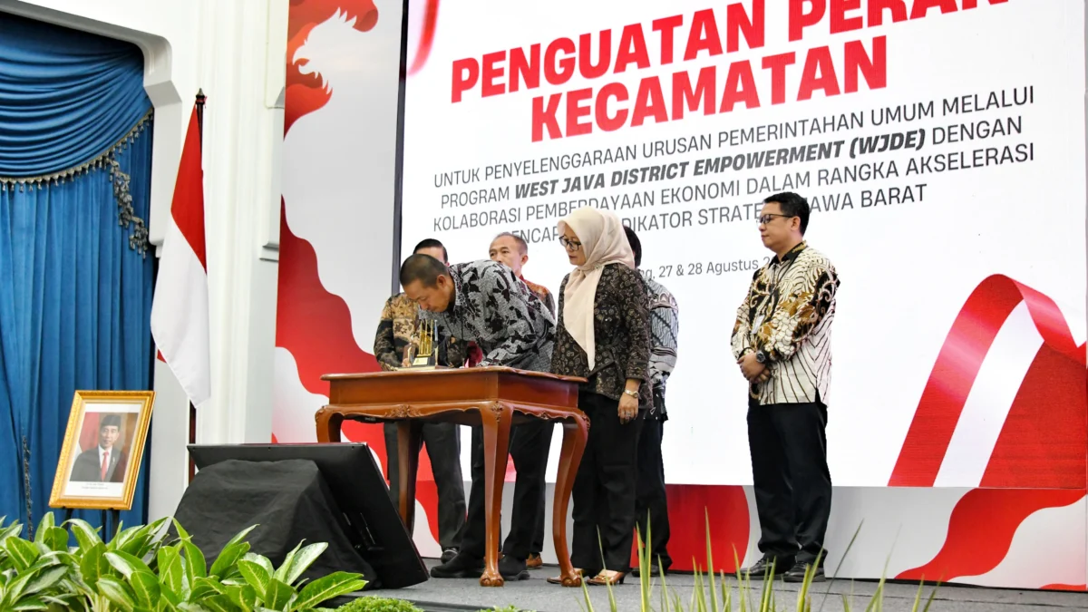 Penjabat Gubernur Jawa Barat Bey Machmudin menghadiri rapat koordinasi penguatan peran kecamatan untuk penyelenggaraan urusan pemerintahan umum melalui program West Java District Empowerment (WJDE) di Gedung Sate, Kota Bandung, Selasa (27/8/2024).(Foto: Biro Adpim Jabar)