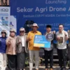 Foto Bersama (KIKA): Kepala Baperida, Aris Munandar; KS SMKN 2 Cilaku, Siti Maspupah, SPD, MPd; kepala TPHPKP, Nurdiyati, SHut, MP;KCD Wilayah VI, Hj Nonong Winarni,SPd, MPd; llt Sekdis/Kepala Bid. SMK, Edi Purwanto,MM; ASFA III, R.Dedi Sudrajat,SE.M.Ap; Senior General Manager PT ASABA, Mardiono; Educational and technology Manager PT. ASABA, Simon Bone dan Deputi Direktur Axioo Class Program, AF Muzaki.
