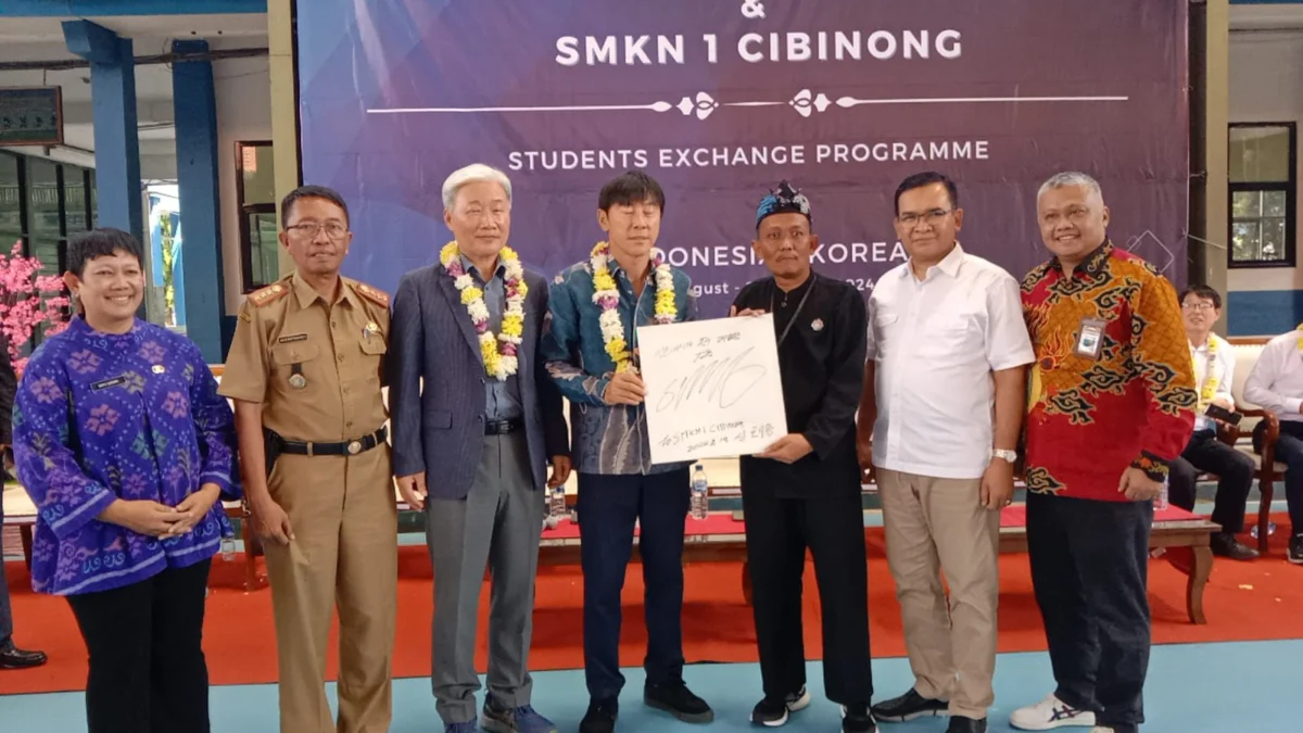 STY saat mengunjungi SMKN 1 Cibinong. Foto : Istimewa