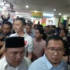 Dok. Wakil Presiden Terpilih 2024, Gibran Rakabuming Raka bersama rombongan saat berkunjung ke Pasar Baru Bandung, Kamis (22/8). Foto. Sandi Nugraha.