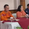 Kalak BPBD Kabupaten Sumedang, Atang Sutarno (ujung kiri) saat melakukan rapat koordinasi bersama stakeholder terkait.