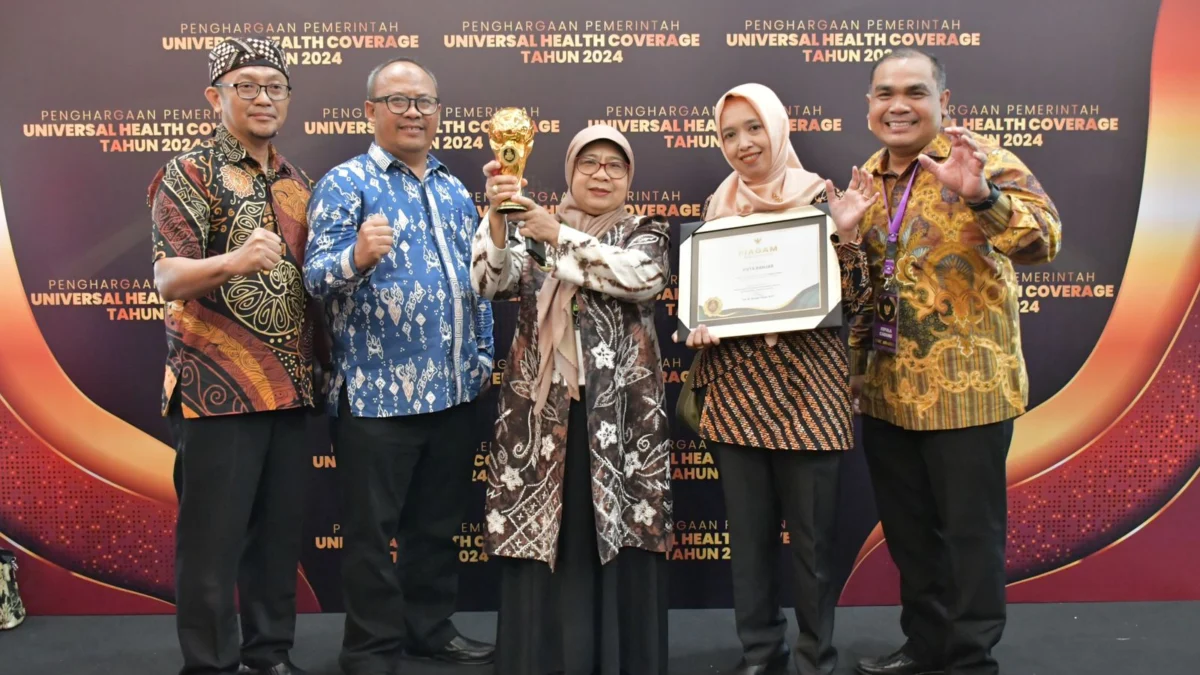 Pj Wali Kota Banjar Hj Ida Wahida Hidayati (tengah) menerima penghargaan UHC Award, Kamis 8 Agustus 2024. (Istimewa)