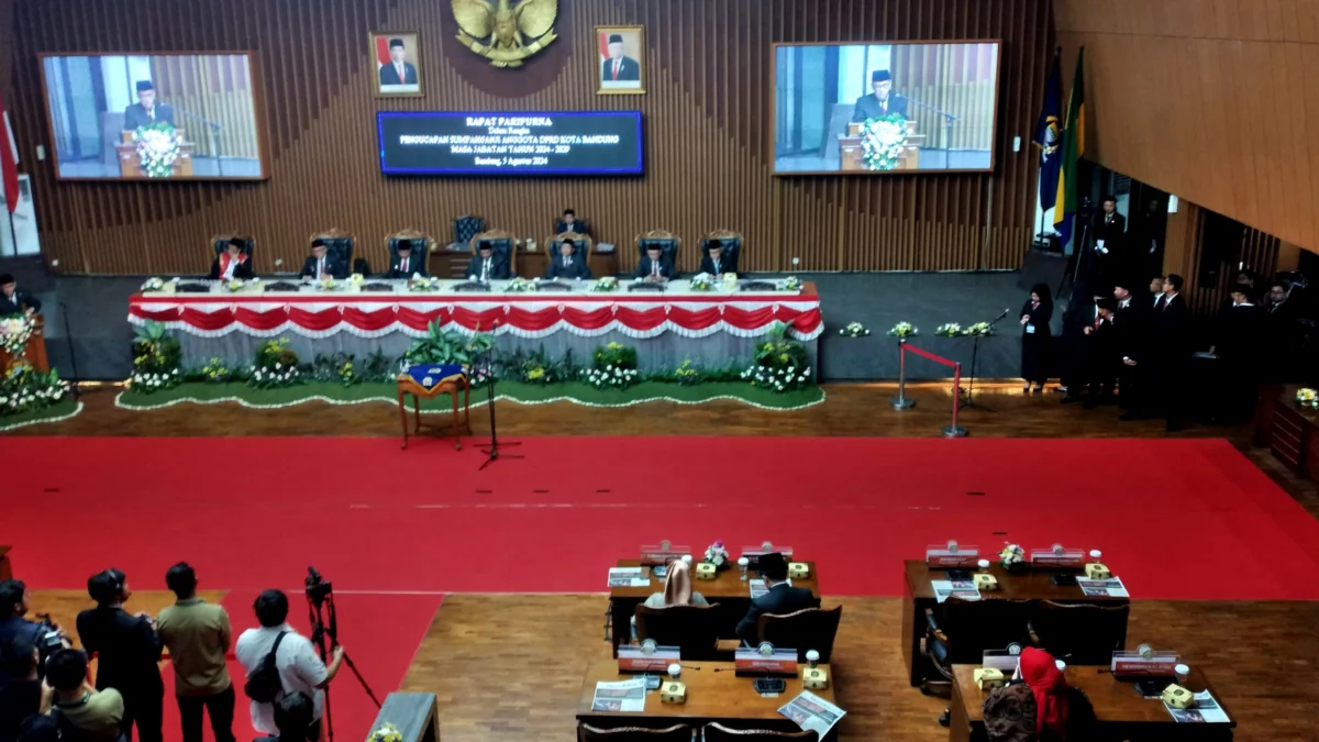 Paripurna pengambilan sumpah janji Anggota DPRD Kota Bandung hasil Pemilu 2024, Senin (5/8).