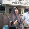Cut Cynthiara Alona saat memberikan keterangan kepada media di Polres Bogor, Senin (19/8). Foto : Sandika Fadilah /Jabarekspres.com