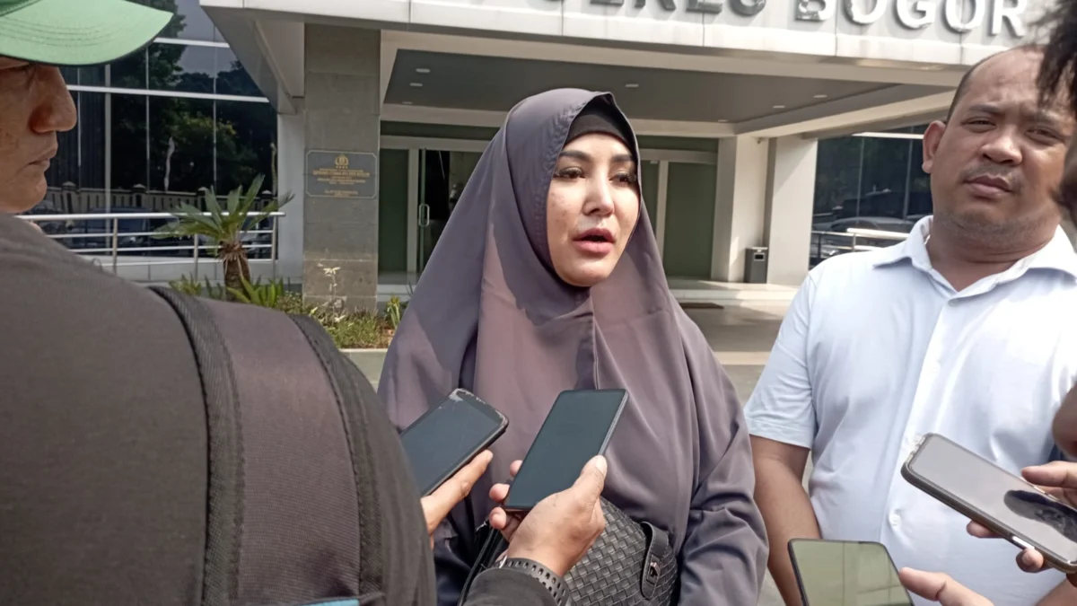 Cut Cynthiara Alona saat memberikan keterangan kepada media di Polres Bogor, Senin (19/8). Foto : Sandika Fadilah /Jabarekspres.com