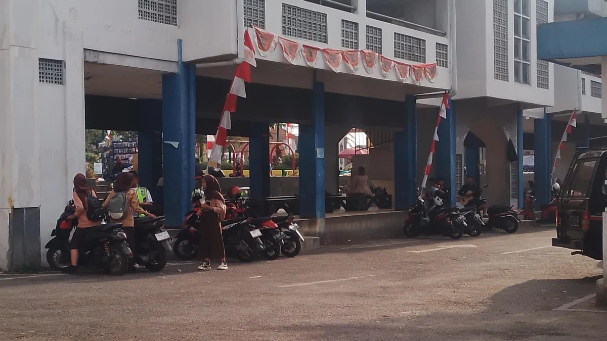 Mengacu SK Bupati, Dishub Kabupaten Bandung Lakukan Pengawasan di 152 Parkiran Resmi Lapak parkiran resmi yang dikelola Dishub Kabupaten Bandung, berlokasi di Terminal Cicalengka depan Alun-Alun Kecamatan Cicalengka. (Yanuar/Jabar Ekspres)