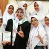 Praktisi pendidikan remaja dan Founder Komunitas Ibu Peduli Bullying Indonesia, Septi Ambarwati bersama para pelajar.