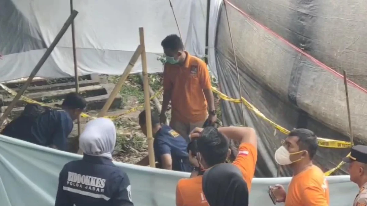 Tim inafis Polresta Bandung dan Biddokkes Polda Jabar saat melakukan Ekshumasi atau atau pembongkaran kuburan jasad seorang perempuan yang diduga menjadi korban pembunuhan di Pacet, Kabupaten Bandung, Jumat (2/8/2024). Foto Istimewa
