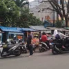 Pungli Parkir Liar Marak Terjadi, Pemkab Bandung Dinilai Abai dan Kebijakan Tak Jelas Kontrolnya Parkiran liar di Jalan Raya Cicalengka, wilayah Kecamatan Cicalengka, Kabupaten Bandung. (Yanuar/Jabar Ekspres)