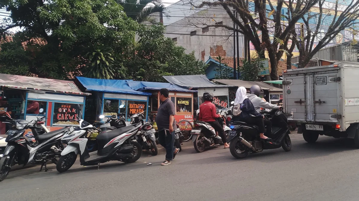 Pungli Parkir Liar Marak Terjadi, Pemkab Bandung Dinilai Abai dan Kebijakan Tak Jelas Kontrolnya Parkiran liar di Jalan Raya Cicalengka, wilayah Kecamatan Cicalengka, Kabupaten Bandung. (Yanuar/Jabar Ekspres)