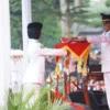Pj Wali Kota Bogor, Hery Antasari saat menjadi Inspektur Upacara HUT RI ke-79 tingkat Kota Bogor di Lapangan Sempur, Sabtu (17/8). (Yudha Prananda / Jabar Ekspres)