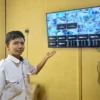 Kasi Kesejahteraan Desa Cicalengka Wetan, Hafizh Mufti Tanzil saat menunjukkan monitor pemantauan CCTV. (Yanuar/Jabar Ekspres)