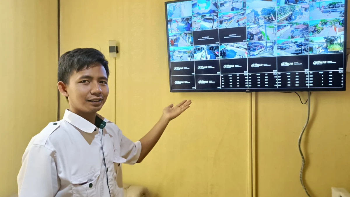 Kasi Kesejahteraan Desa Cicalengka Wetan, Hafizh Mufti Tanzil saat menunjukkan monitor pemantauan CCTV. (Yanuar/Jabar Ekspres)