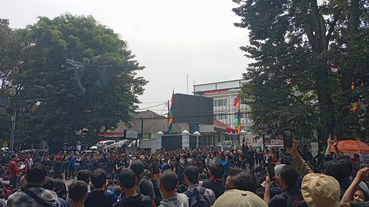 Seruan ‘DPR Goblok' Bergaung di Depan Gedung DPRD Jabar
