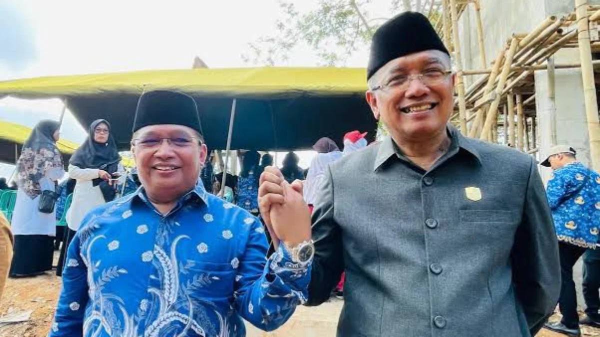 Tim Bambang Hidayah Resah Rekomendasi dari Gerindra Belum Turun H Bambang Hidayah (kiri) bersama Bacalon Wali Kota Banjar dari Partai Golkar H Sudarsono (kanan) saling berjabat tangan di Lembah Pejamben Desa Binangun Kota Banjar belum lama ini. Tim Bambang Hidayah resah karena surat tugas dan rekomendasi dari Gerindra belum turun. (Cecep Herdi/Jabar Ekspres)