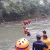 Tim gabungan saat mengevakuasi mayat Yogi (23 tahun) yang loncat dari Jembatan Cirahong ke Sungai Citanduy di Kabupaten Ciamis, Kamis 8 Agustus 2024. (Cecep Herdi/Jabar Ekspres)