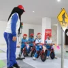 Para Figur Safety Riding Astra Honda sedang melakukan simulasi edukasi etika keselamatan berkendara kepada anak usia dini dalam gelaran Edufest Figur #Cari_Aman Astra Honda (13/8)