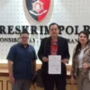 Advokad dari BAP Law Office bersama perwakilan korban sekaligus pengurus paguyuban korban smartwallet indonesia saat mendatangi Bareskrim Polri untuk membuat laporan.