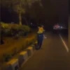 Viral Pria Garut Jalan Kaki ke Bandung Sambil Gendong Anak untuk Cari Istri yang Kabur
