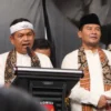 Paslon Dedi Mulyadi dan Erwan Setiawan menggaungkan jargon Jabar Istimewa usai mendaftar ke Komisi Pemilihan Umum (KPU) Jabar, Selasa 27 Agustus 2024 sore. (HENDRIK MUCHLISON/JABAR EKSPRES)