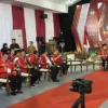 Ketua PDI Perjuangan Jabar Ono Surono menyerahkan nama Jeje Wiradinata dan Ronal Surapradja sebagai bakal calon gubernur dan wakil gubernur Jabar ke KPU Jabar di detik-detik akhir penutupan pendaftaran Pikada Jabar 2024.