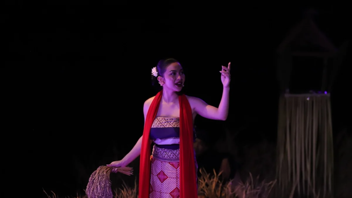 Ariel Tatum Perankan Sang Kembang Bale, Titimangsa Angkat Pertunjukan Klasik dari Jabar Ariel Tatum yang beran sebagai Sang Kembang Bale dalam pertunjukan teater, Titimangsa bersama Bakti Budaya Djarum Foundation di NuArt Sculpture Park, Bandung, Jumat (9/8) malam.