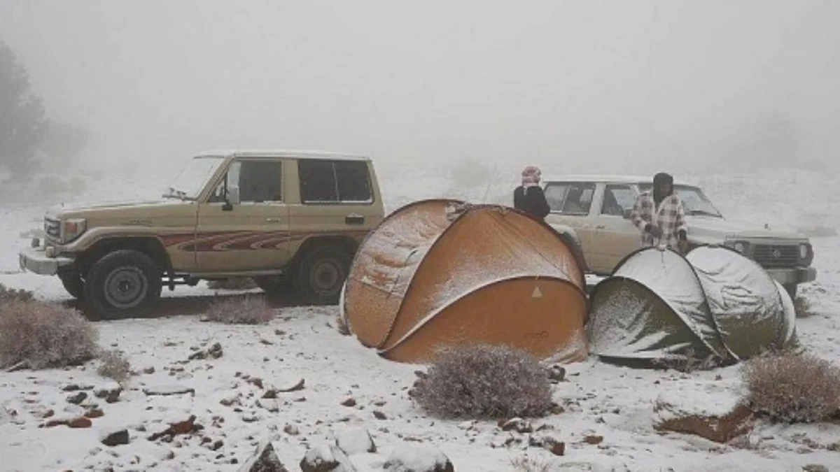 Subhanallah di Wilayah Tabuk Arab Saudi Turun Salju! Fenomena langka telah terjadi di Kerajaan Arab Saudi dimana wilayah Jabal Al-Lawz di Tabuk yang dikenal dengan panas kini telah turun salju.