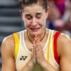 Pebulu tangkis Spanyol, Carolina Marin saat meninggalkan arena lantaran alami cedera di gim kedua pertandingan semifinal bulu tangkis tunggal putri Olimpiade Paris 2024. (X/BadmintonESP)