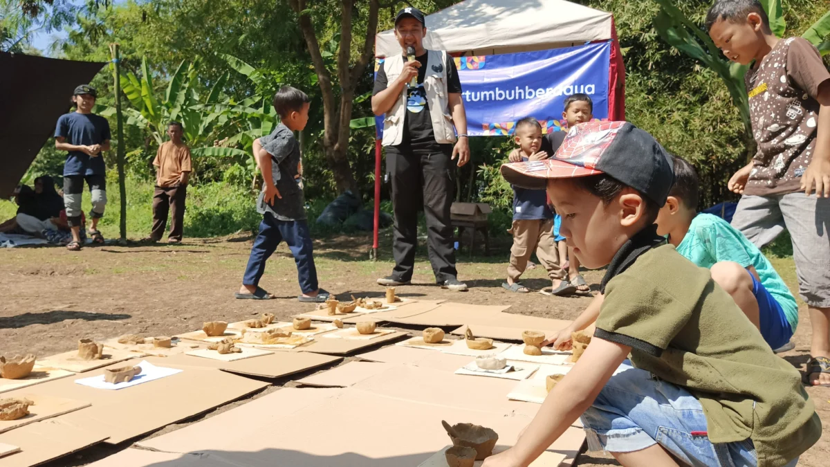 Meningkatkan Kerativitas dan Imajinasi pada Anak, Pemuda Cikadut Adakan Event Kreatif "Kembali ke Tanah" Meningkatkan Kerativitas dan Imajinasi pada Anak, Pemuda Cikadut Adakan Event Kreatif "Kembali ke Tanah"