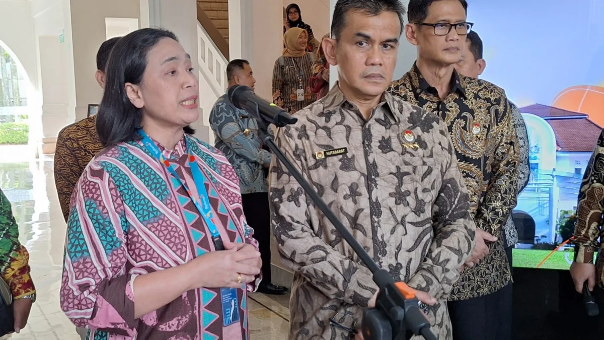 Wantannas RI - Bio Farma Dorong Kemandirian Bahan Baku Obat BERSINERGI: Direktur Medis & Hubungan Kelembagaan Bio Farma, Sri Harsi Teteki (tengah) bersama Sekretaris Jenderal Wantannas RI, Laksdya TNI Dr. T.S.N.B Hutabarat, M.M.S saat memberikan paparan terkait upaya pemerintah dalam mengurangi ketergantungan impor bahan baku obat (BKO). Foto: Eriek Taopik/Jabar Ekspres