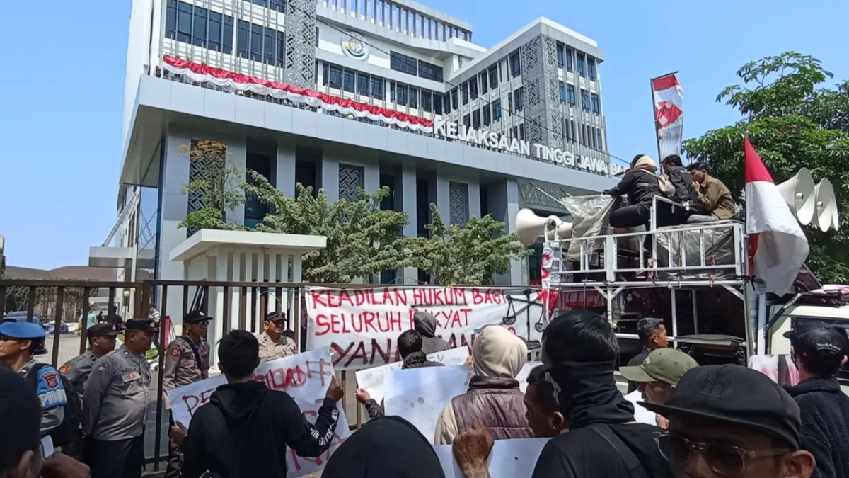 Aksi di Pengadilan Negeri Bandung dan Kejati Jabar, Aliansi Mahasiswa Hukum Indonesia Minta Proses Hukum Tak Boleh Diintervensi Aksi di Pengadilan Negeri Bandung dan Kejati Jabar, Aliansi Mahasiswa Hukum Indonesia Minta Proses Hukum Tak Boleh Diintervensi