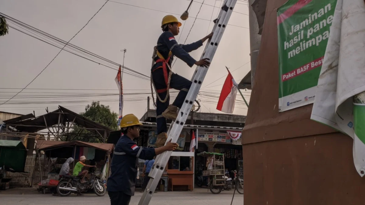 PLN Icon Plus Tengah Melakukan Perapihan dan Penertiban Jaringan Kabel Fiber Optik di kawasan Subang PLN Icon Plus Tengah Melakukan Perapihan dan Penertiban Jaringan Kabel Fiber Optik di kawasan Subang