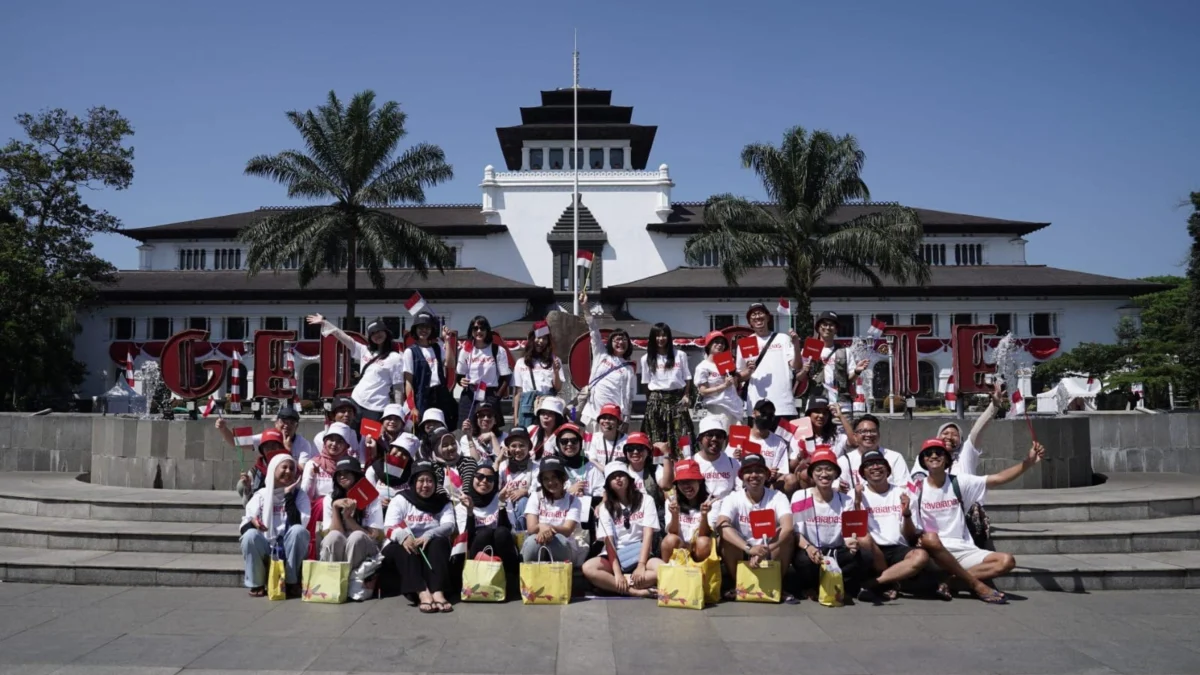 Rayakan HUT RI Ke-79, Havaianas Ajak Para HavaFriends Berjalan Kaki Menyusuri Tempat Ikonik di Bandung Rayakan HUT RI Ke-79, Havaianas Ajak Para HavaFriends Berjalan Kaki Menyusuri Tempat Ikonik di Bandung