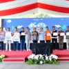 Sekretaris Daerah Provinsi Jawa Barat Herman Suryatman membuka forum diskusi dengan para pelaku industri kelautan dan perikanan skala menengah dan besar di Plaza Gedung Sate, Kota Bandung, Sabtu (24/8/2024).(Foto: Yogi Prayoga/Biro Adpim Jabar)