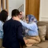 Sebelum Berangkat Mendaftar ke KPU, Adhitia Sungkem dan Minta Doa Restu pada Ibu untuk Maju di Pilkada Cimahi 2024