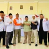 Bambang Hidayah (lima kanan) menerima surat rekomendasi B1 KWK dari Ketua DPD PKS Kota Banjar Cecep Dani Sufyan, Rabu 28 Agustus 2024. (Cecep Herdi/Jabar Ekspres)