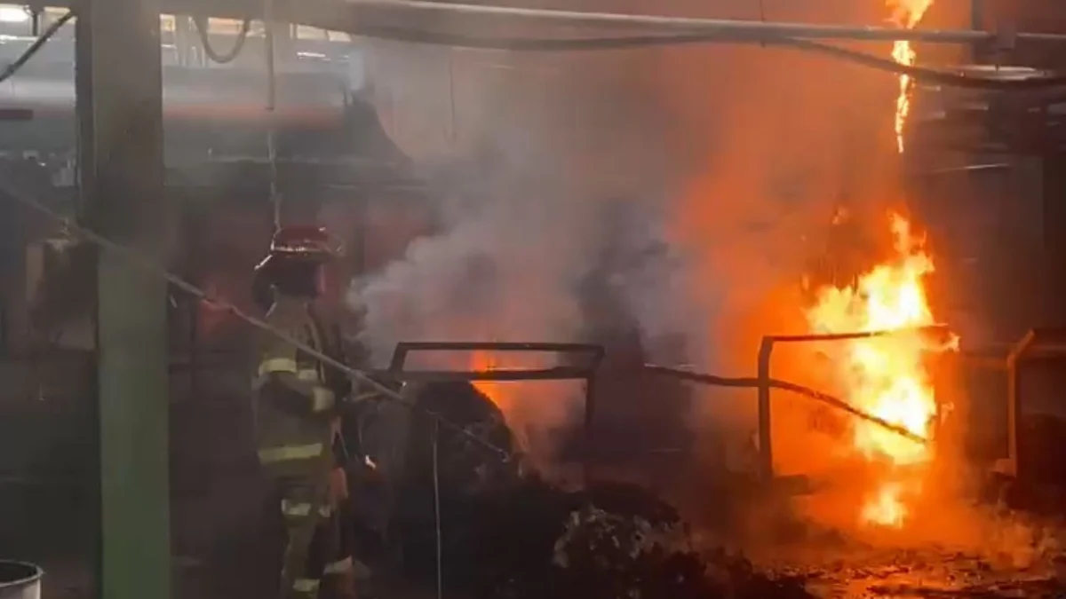 Penyebab Pabrik Tekstil di Dayeuhkolot Terbakar Petugas pemadam kebakaran saat melakukan pemadaman api yang membakar sebuah pabrik tekstil di Dayeuhkolot, Kabupaten Bandung, Kamis (1/8). Foto Istimewa